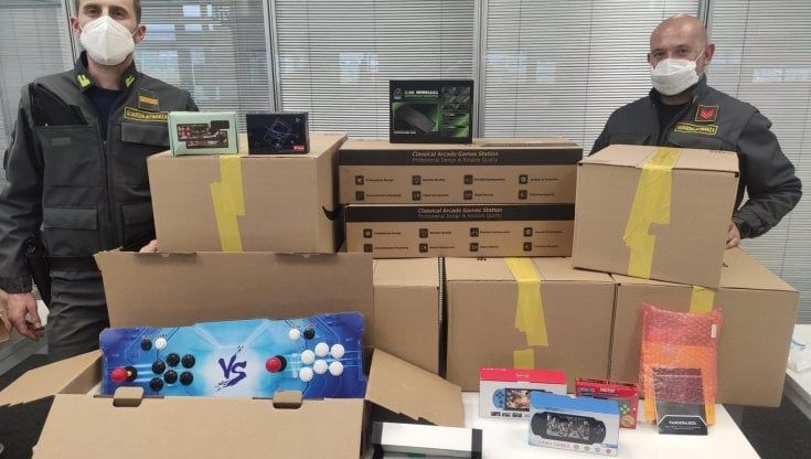 Sequestrate centinaia di consolle con giochi piratati: denunciate otto persone