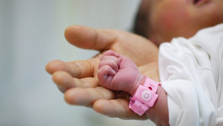 Tagliò un dito per sbaglio a una neonata, condannata un'operatrice dell'ospedale di Alessandria 