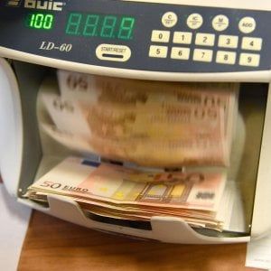 Stretta sui contanti, faro su chi versa e preleva più di 10 mila euro al mese
