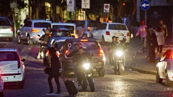 Conflitto a fuoco tra la polizia e una banda di centauri in centro a Napoli