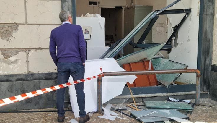 Pozzuoli, ladri sfondano la porta della banca: colpo da 300 mila euro