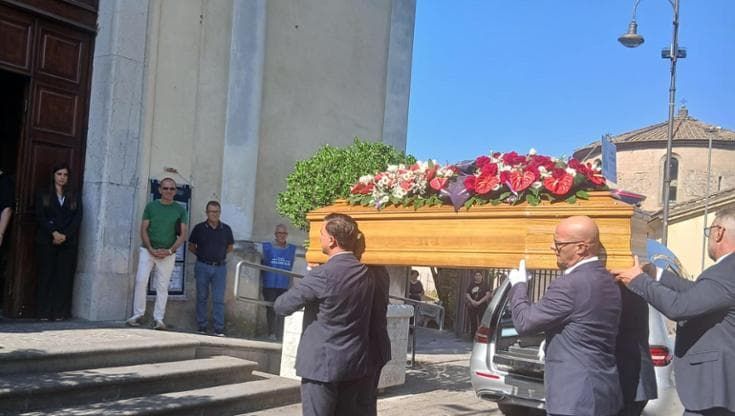 Luca Esposito, folla ai funerali del giornalista ucciso: “Ora giustizia per lui”