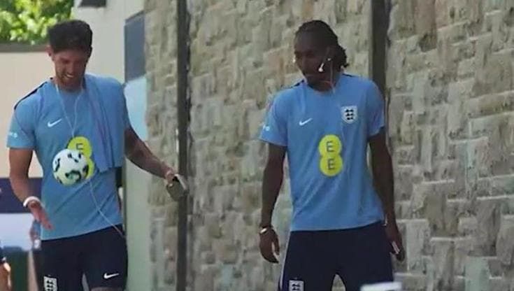 Prova a prendere la bottiglietta: gli inglesi si sfidano così ai Mondiali e a stupire è il ct Tuchel