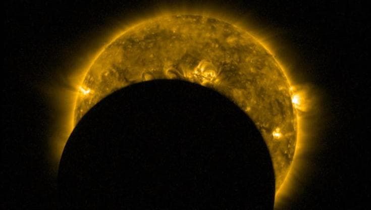 Eclissi di sole al tramonto: da Città della Scienza ai lidi, ecco dove vederla