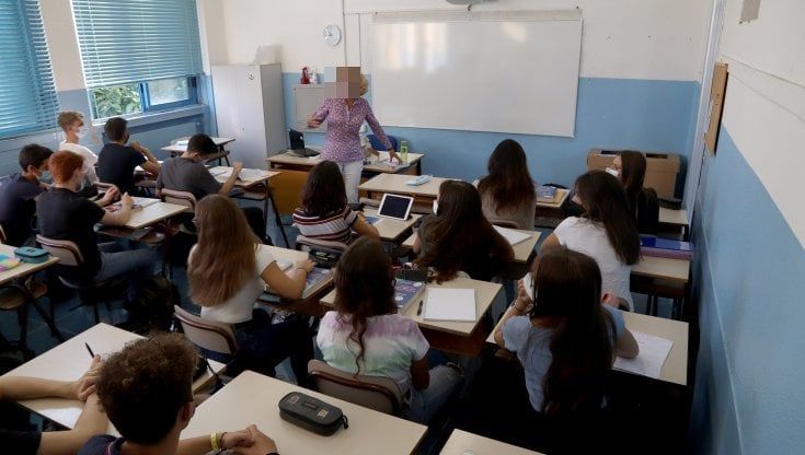 Andria, portano in classe pasta al forno per la merenda: rischio sospensione per dieci studenti del liceo Colasanto