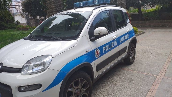 Ravello, vigile investito da un motociclista trovato in sosta vietata