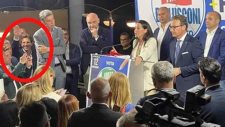 Barletta, consigliere pubblica sui social il suo saluto fascista durante comizio del centrodestra. "Salutavo un amico"