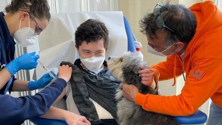 Pet therapy all'ospedale Meyer, contro l'ansia da vaccino c'è Polpetta in poltrona