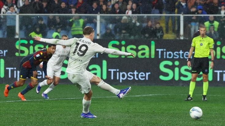 Il Napoli fa il colpo in 10 contro 11: Hojlund su rigore piega il Genoa al 95’, finisce 3-2