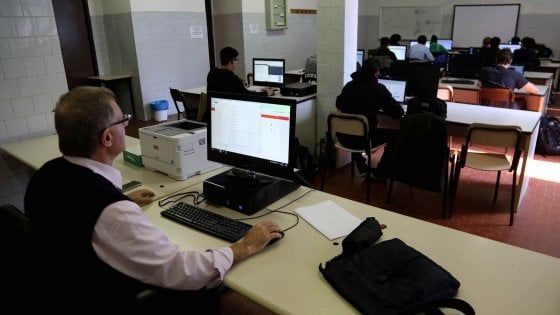 Voti sull'app? No grazie. A Milano i prof bocciano la scuola in diretta: "Troppe ingerenze dei genitori"