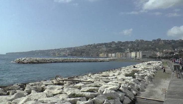 Napoli, padre e figlio aggrediti: “Ci picchiavano in venti e la gente guardava lo spettacolo...”