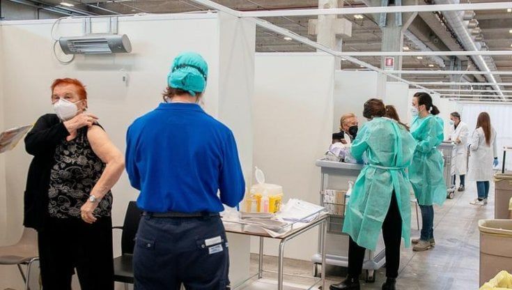 Vaccini, al pianterreno del Lingotto apre il maxi-hub da 1500 iniezioni al giorno: il più grande di Torino