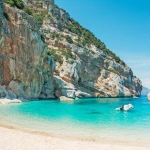 Ladri di sabbia ancora in azione a Cala Mariolu