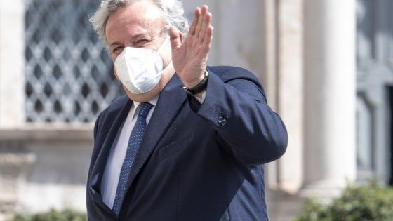 Elezioni, Emiliano in campagna elettorale: "Fitto vuole solo il potere ma la Puglia non tornerà indietro"