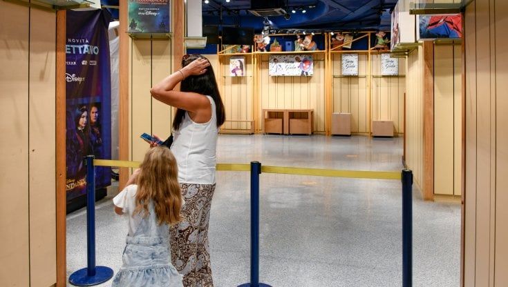 Topolino lascia Napoli, chiude Disney Store. I 22 dipendenti: “Nessuno si è battuto per noi”