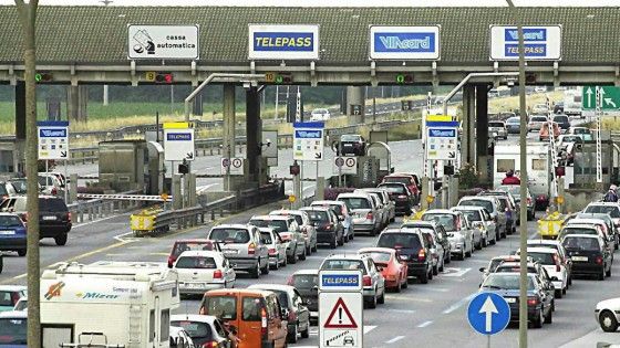 Acqua, multe, autostrade: scatta la raffica di rincari. Dal 2016 in pensione dopo