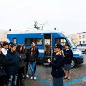 "Questo non è amore", a Benevento il camper della polizia contro la violenza di genere