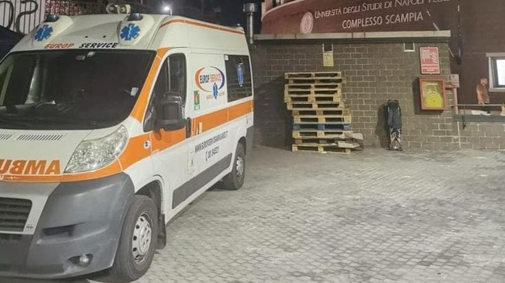Geolier dona un'ambulanza a Scampia dopo il crollo nella Vela celeste