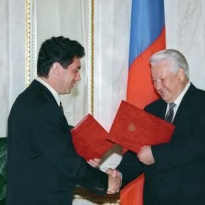 Omicidio Nemtsov, sindaco Mosca: "Le telecamere funzionavano". La modella ucraina: "Non visto l'assassino". Putin diserter&agrave; il funerale