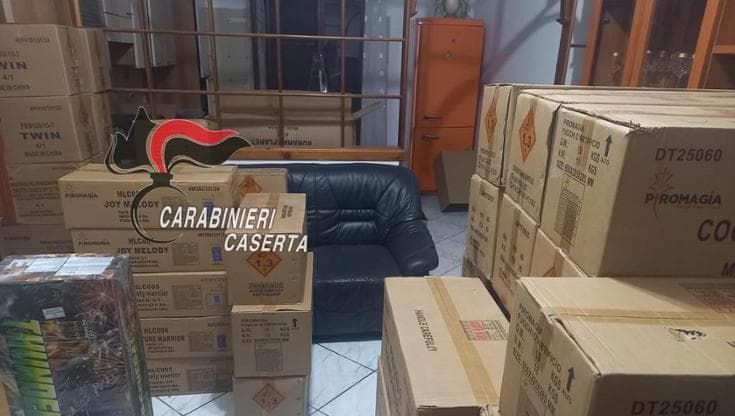 Mondragone, 11 quintali di “botti” di Capodanno in casa, denunciata una donna di 61 anni