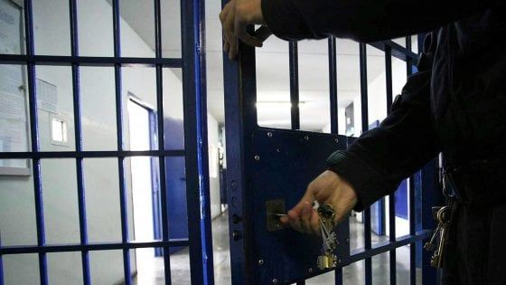 Bari, tre fratellini restano soli perché i genitori sono in carcere: rete di solidarietà per accudirli