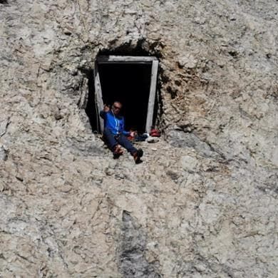 L’antico rifugio sospeso nel vuoto dove un tempo c’era il ghiacciaio