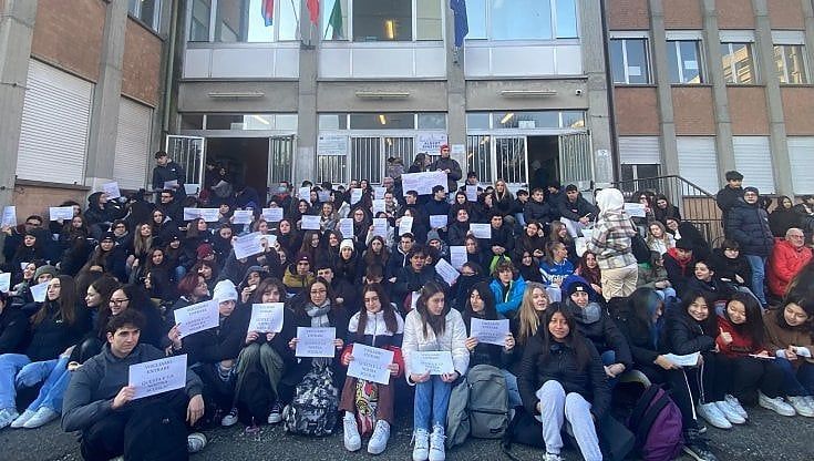 "Vogliamo entrare, questa è la nostra scuola": all'Einstein la protesta silenziosa contro l'occupazione