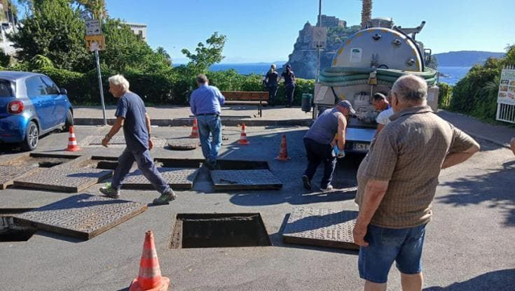 Ischia, liquidi fognari in mare: chiuso uno scarico abusivo con vista sul Castello Aragonese