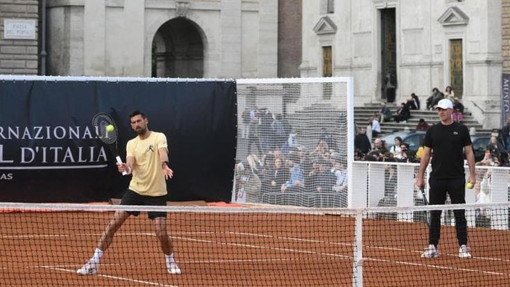 Internazionali di tennis, tutti pazzi per Djokovic: il campione si allena in piazza del Popolo