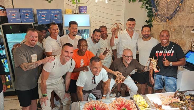 Ronaldinho, Iaquinta e Hernanes a pranzo a Bari prima della partita. L’amarcord tra i frutti di mare