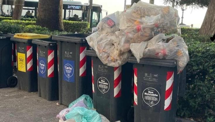 Rifiuti, multe ai locali della movida nell’Umbertino a Bari: “Mischiate la carta con la plastica”