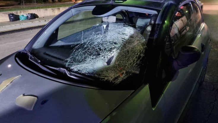 Ventenne investita da due auto dopo una festa, si costituisce pirata della strada