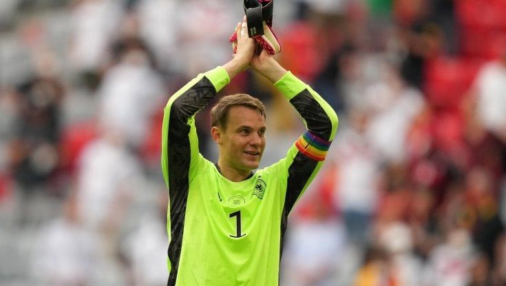 Germania, Neuer con la fascia arcobaleno. Uefa apre inchiesta poi chiarisce: "E' buona causa"