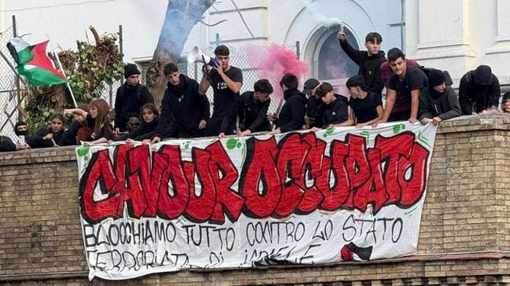 Occupato il liceo Cavour a Roma. “Blocchiamo la scuola per la Palestina”