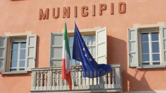 Solo uomini in giunta, Comune reggiano fa un bando per trovare l'assessora