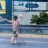 Venezuela, la protesta del manifestante contro i blindati: nudo e con la Bibbia in mano