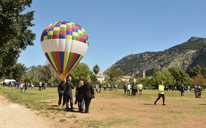 Favorita, terza domenica senz'auto: gran folla e una mongolfiera in volo 