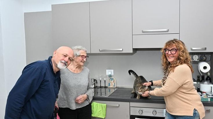 Aperitivi, medici e compagnia nel palazzo di Firenze a misura di anziano: “Qui ci fanno pure la spesa”