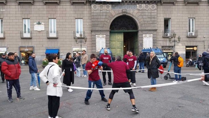 Napoli, cazzotti e ring sotto il Comune: la protesta della palestra di boxe sfrattata da Palazzo San Giacomo