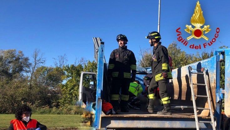 Incidenti sul lavoro, a Milano operaio precipita da 10 metri. Nel Lodigiano 23enne schiacciato da un macchinario: è grave