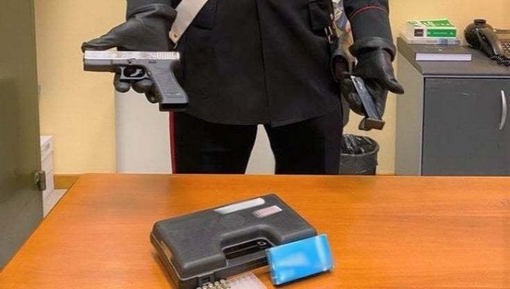 Minacciano il titolare della pizzeria con una pistola per non pagare il conto: tre arresti nel Pavese
