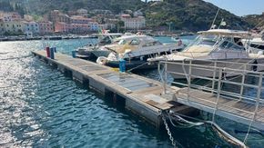 Il primo pontile che produce energia dal sole e dal moto delle onde