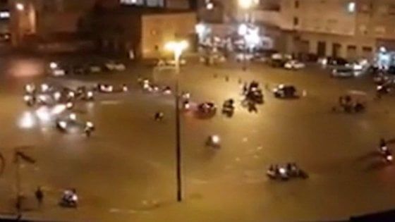 Piazza Mercato, così i ragazzini giocano a imitare le “stese” 
