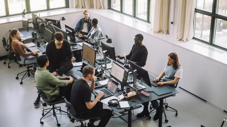 Il salasso senza fine dei salari. Il ritardo con l’Europa travolge i “white collar”