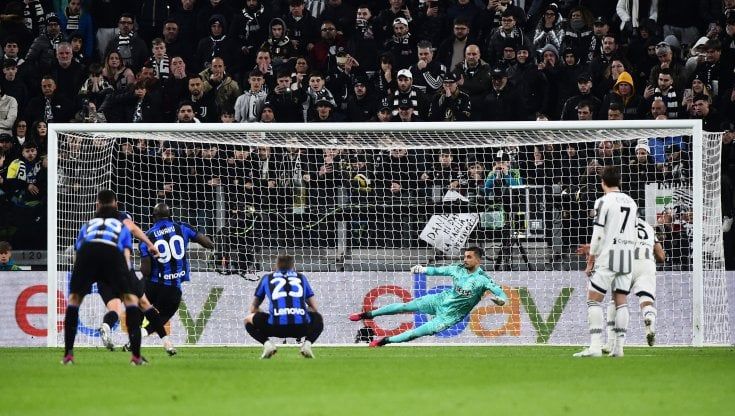 Cori razzisti a Lukaku, la Juve individua due tifosi: uno sarà bandito a vita dallo Stadium