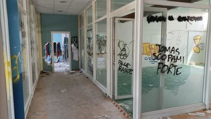 Devastati i locali dell'ex mercato San Fiorenzo a Ostia: dovevano diventare una casa della cultura. Ma non è stato messo neanche un lucchetto
