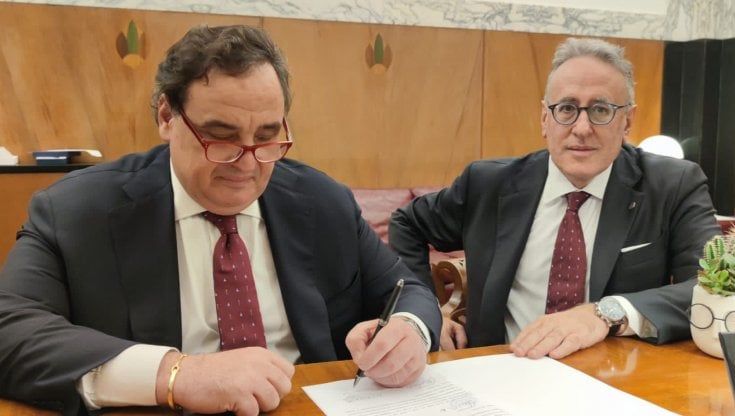 Napoli, le cravatte Cilento con il simbolo della Federico II 