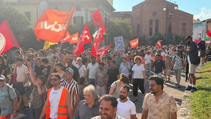 Oltre mille persone a Prato per protestare contro lo sgombero degli operai alla Acca di Seano