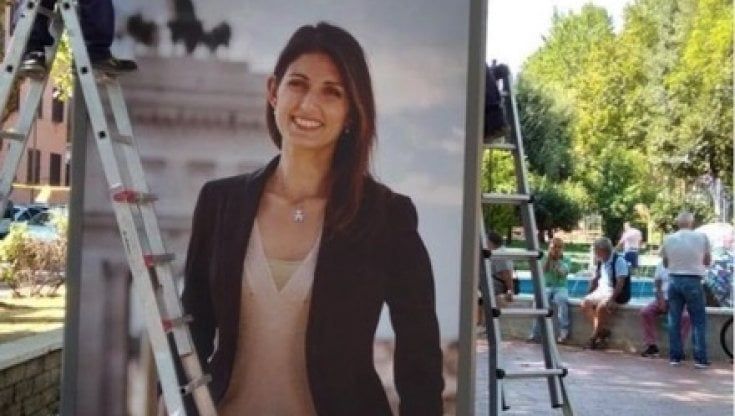 Corsa al Campidoglio, a San Basilio la foto gigante di Raggi pagata dal Comune