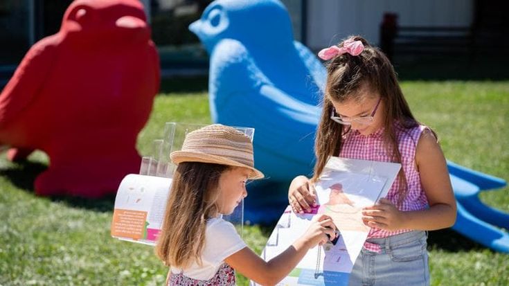Animali di plastica giganti nel “safari” dell’outlet di Barberino